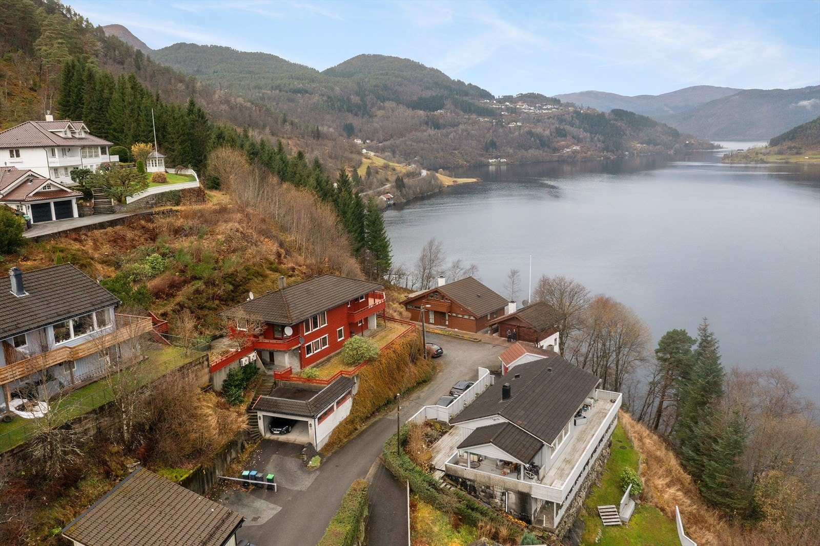 Eiendommen ligger i skrått terreng med utsikt mot fjorden. Galleribilde