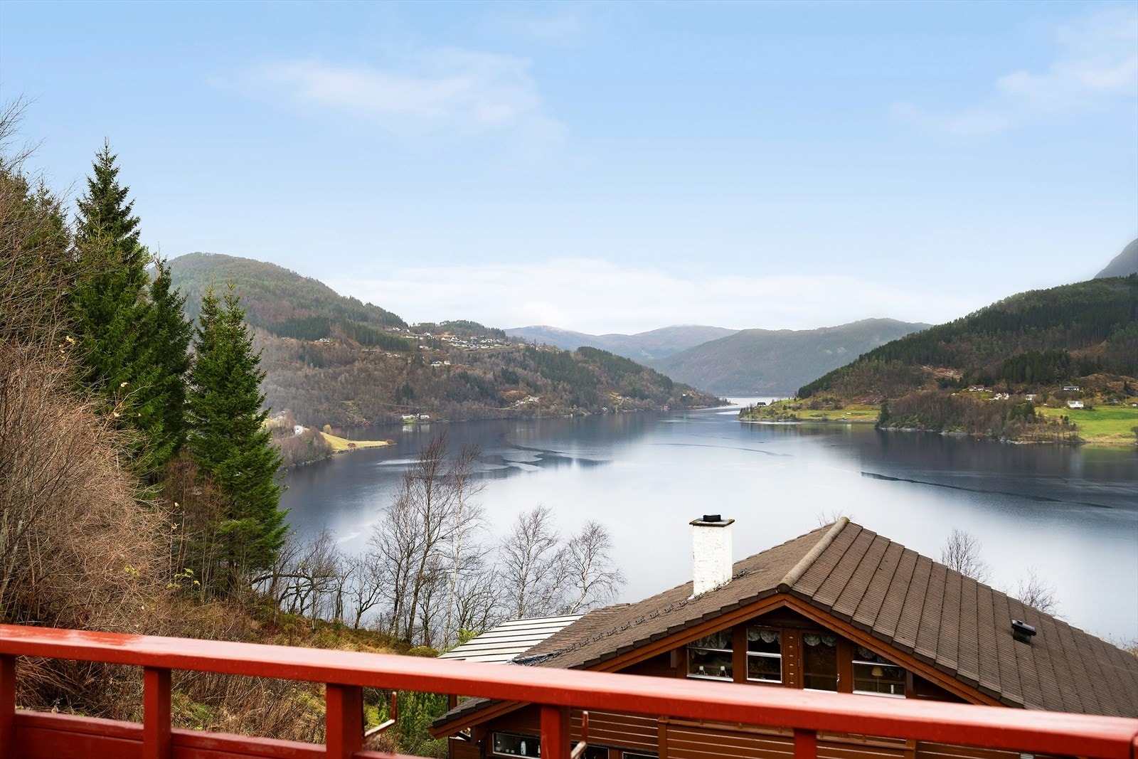 Utsikt over Førdefjorden fra verandaen. Galleribilde