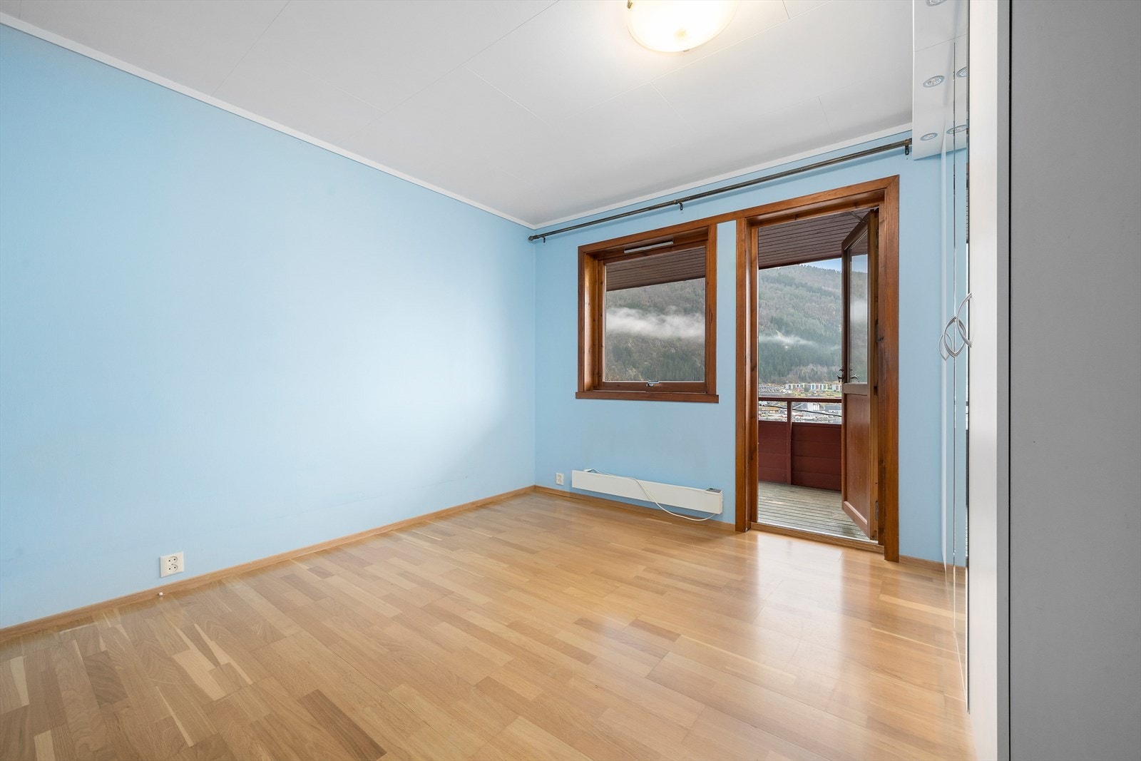 De tre soverommene i hovedetasjen har parkett på gulv, malte vegger og takplater. Utgang til terrasse fra det ene soverommet. Galleribilde