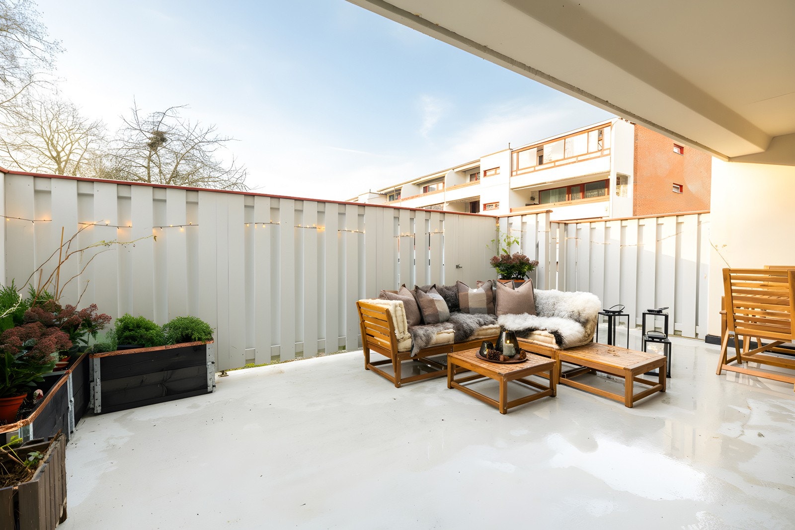 Her kommer du til lys og stilren 3-roms hjørneleilighet med stor usjenert markterrasse og garasjeplass. Galleribilde