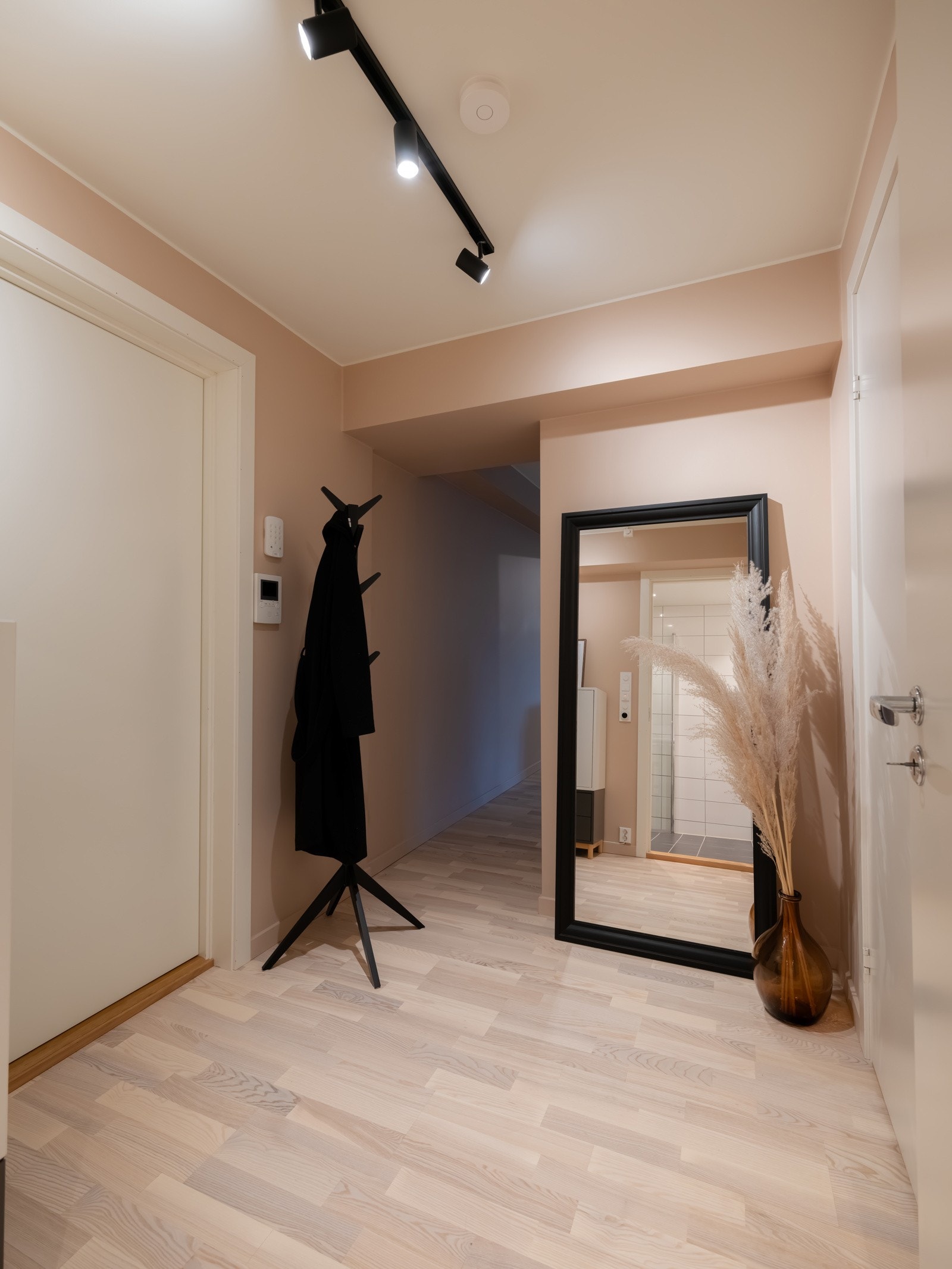 Hyggelig entré gir et godt førsteinntrykk av leiligheten. Galleribilde