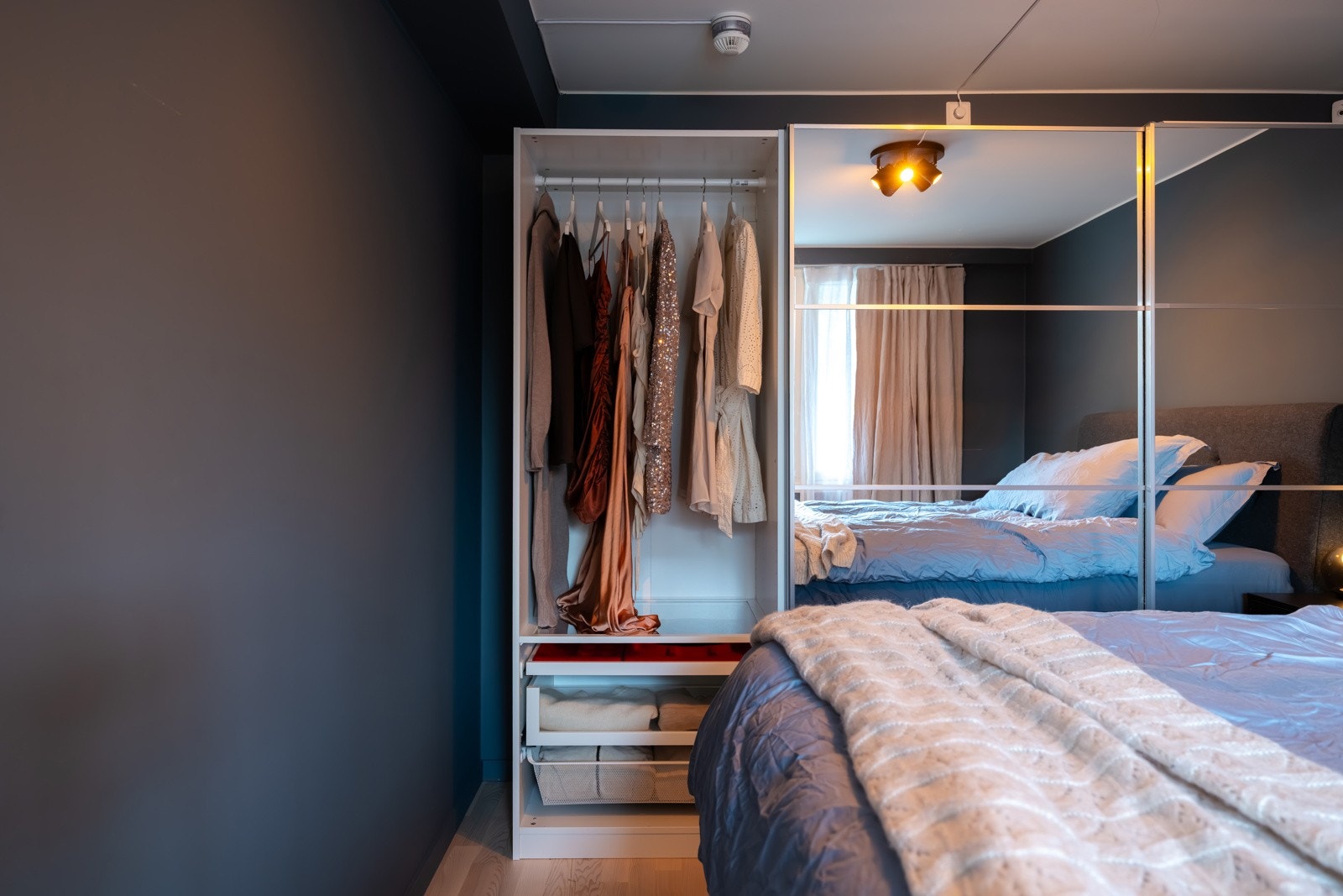 Det er et stort Pax garderobeskap fra 2025. Galleribilde