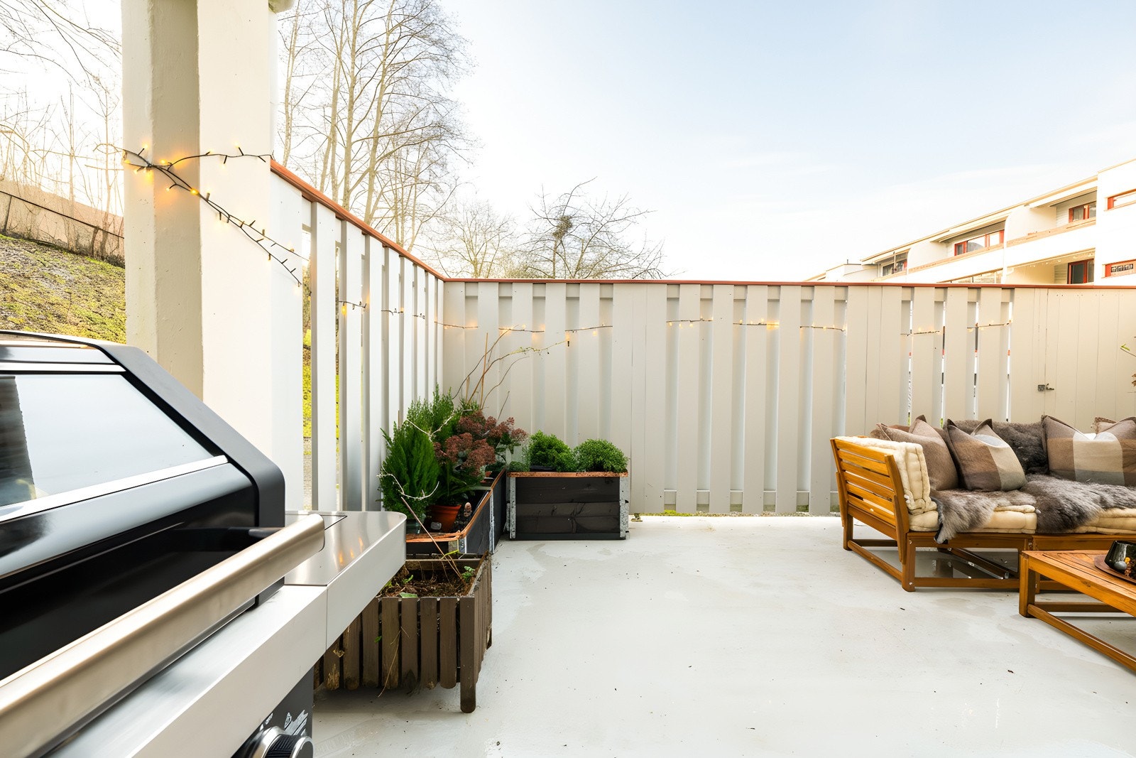 Du har god plass til en sittegruppe, grill, beplantning og lignende. Uteplassen er utstyrt med stikkontakt. Galleribilde