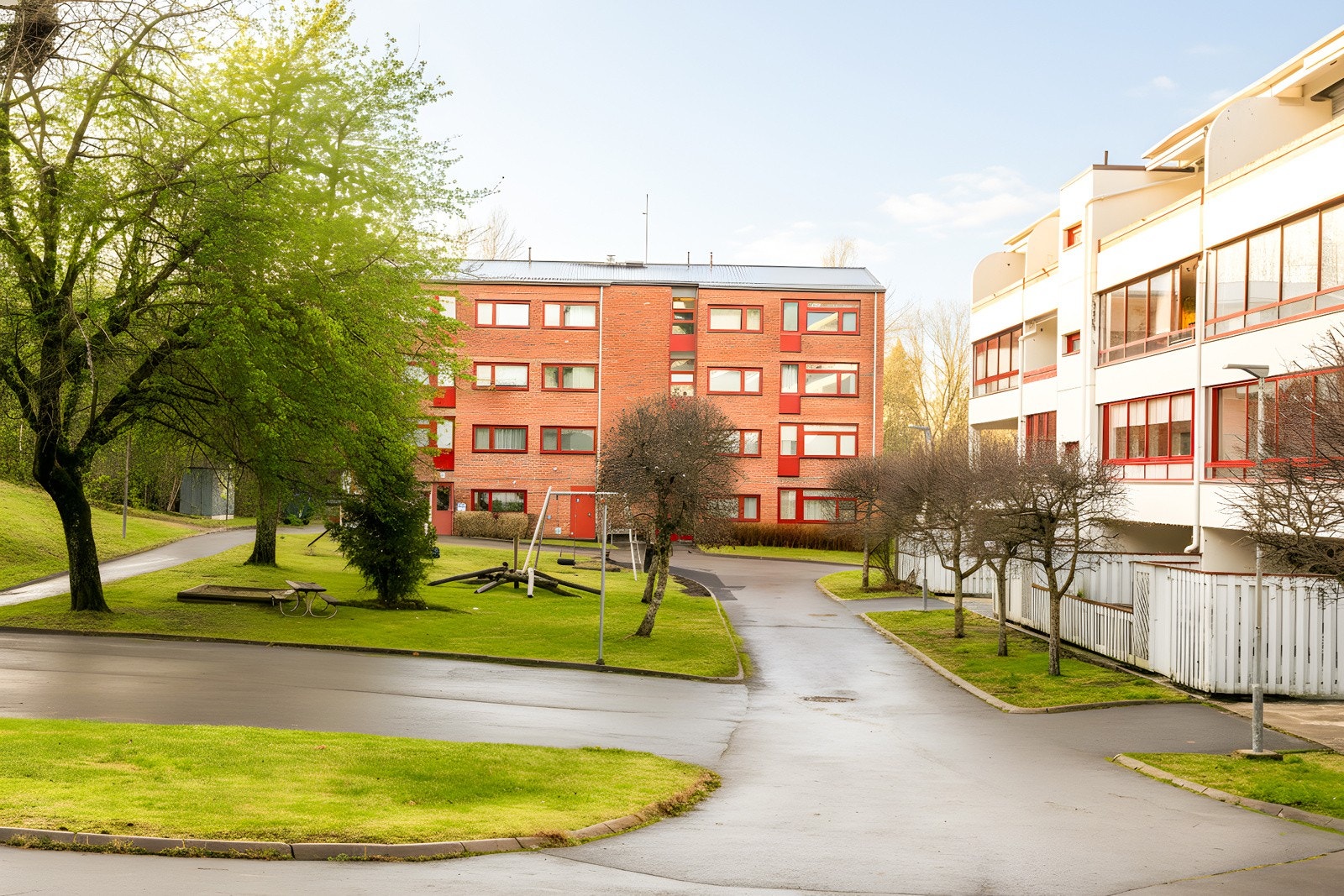 Boligen har en utmerket beliggenhet rett ved marka. Stille og rolig område, rett ved buss, T-bane, butikker og flotte turmuligheter. Galleribilde