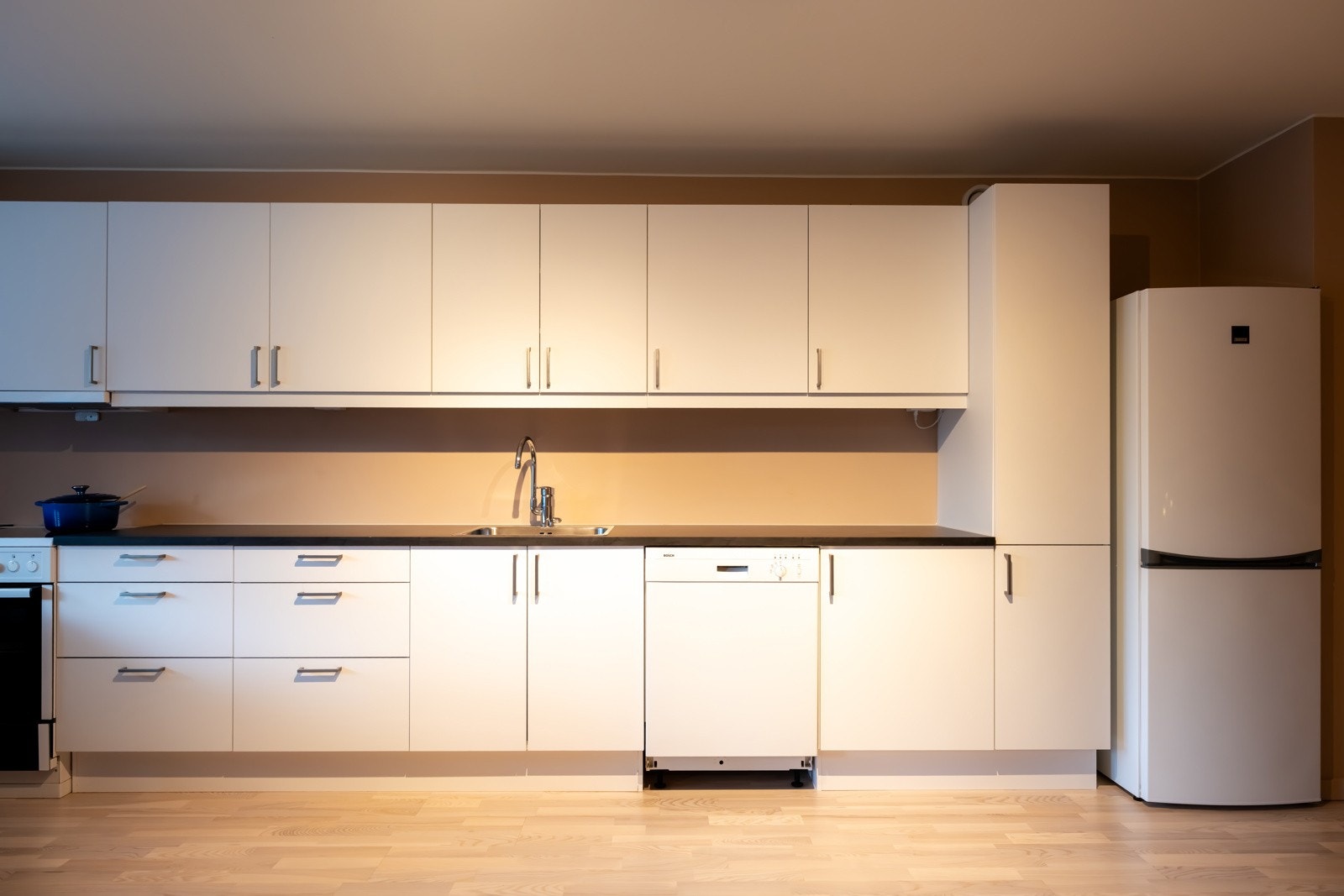 Kjøkkenet er videre utstyrt med hvitevarer fra 2025 som følger handelen. Galleribilde