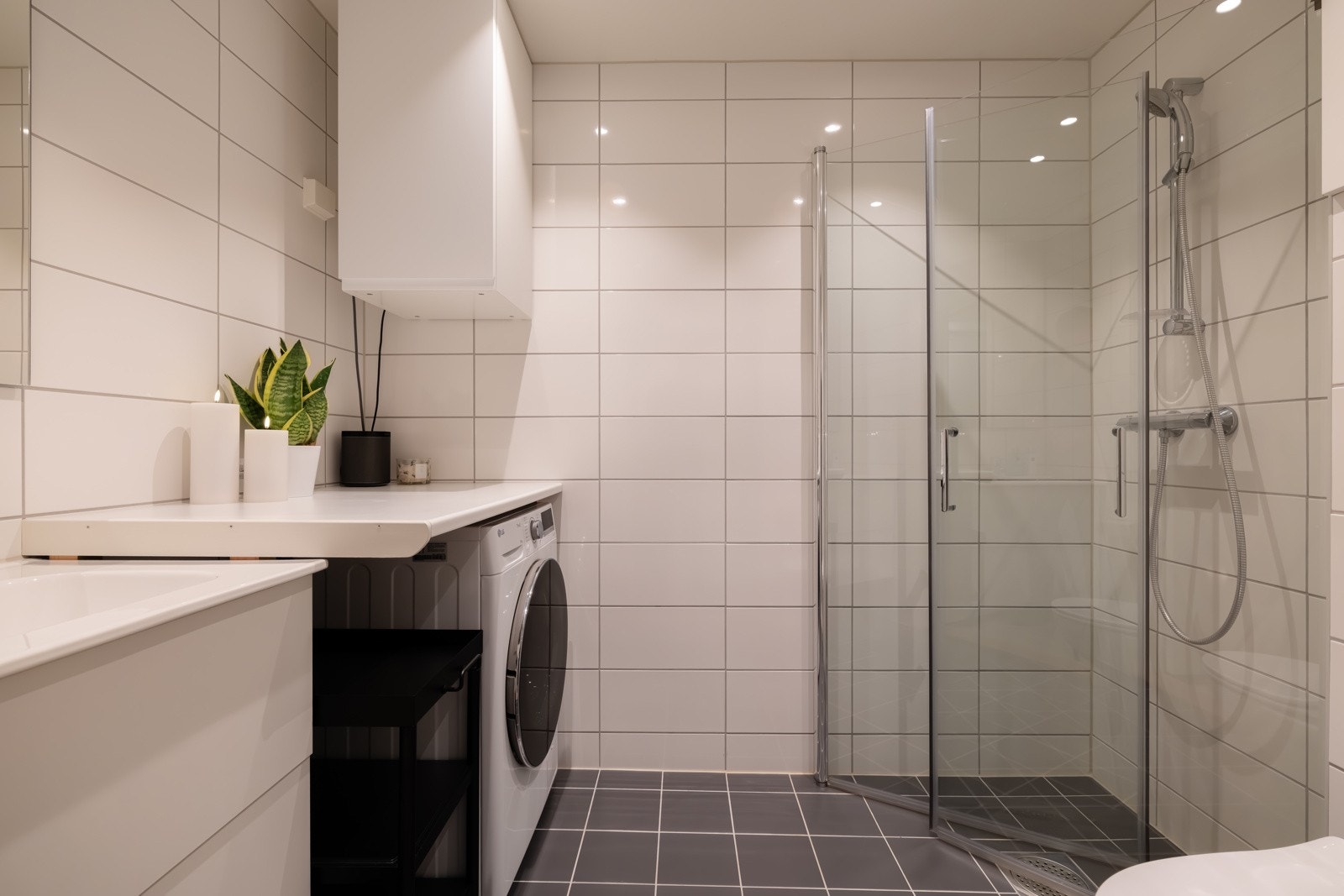 Leiligheten har et delikat baderom fra ca. 2024. Galleribilde