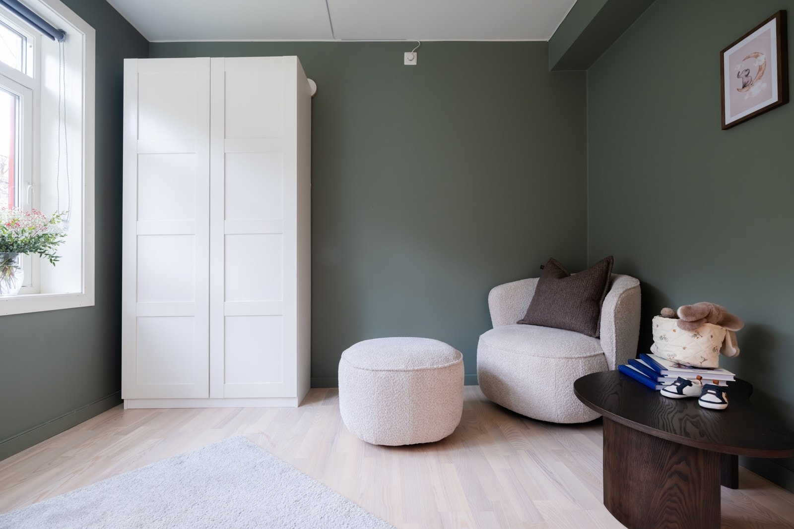 Innredet med et garderobeskap som ble satt opp i 2025. Galleribilde