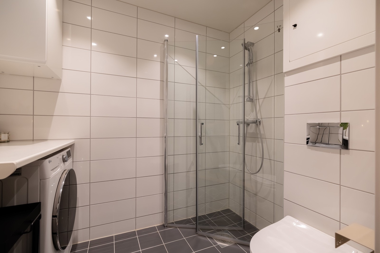 Benk og oppbevaring på badet er montert i 2025. Galleribilde