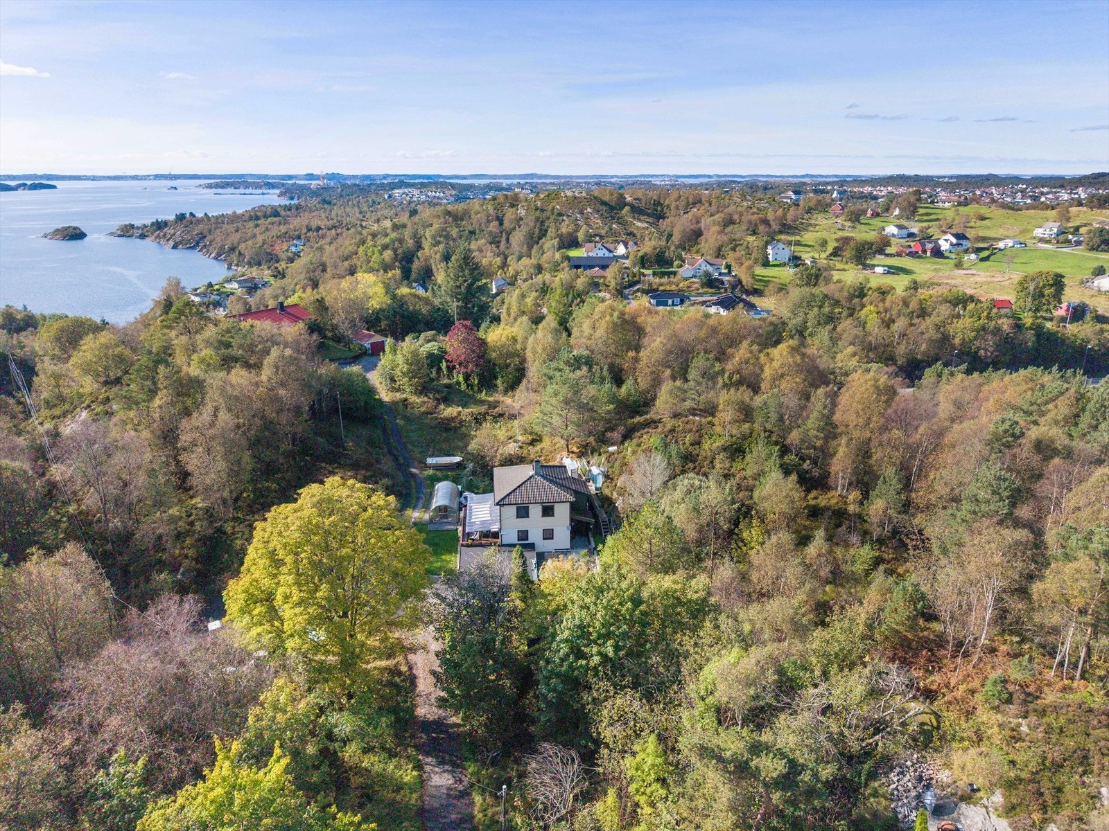 Eiendommen har en luftig beliggenhet med flotte sol- og utsiktsforhold. Galleribilde