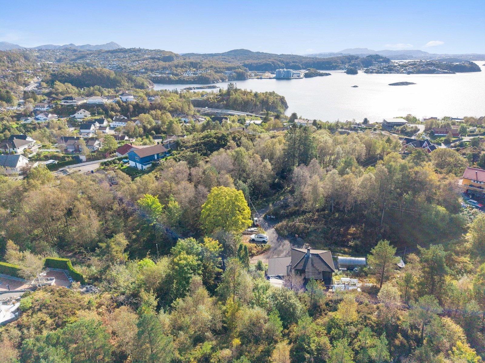 Til Kleppestø med alle fasiliteter kommer man seg på ca. 7 minutter med bil. Galleribilde