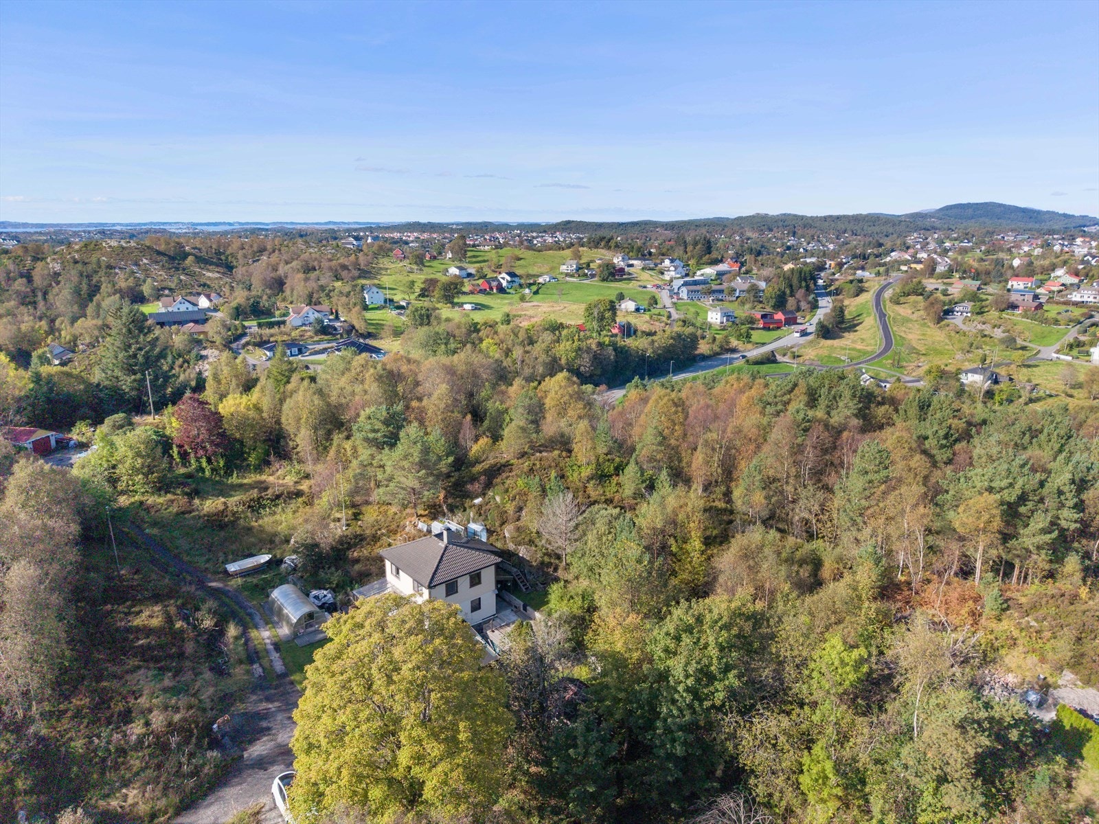 Tomten er sentralt plassert på Haugland med kort vei til både skole, barnehage, turområder og kollektivtransport. Galleribilde