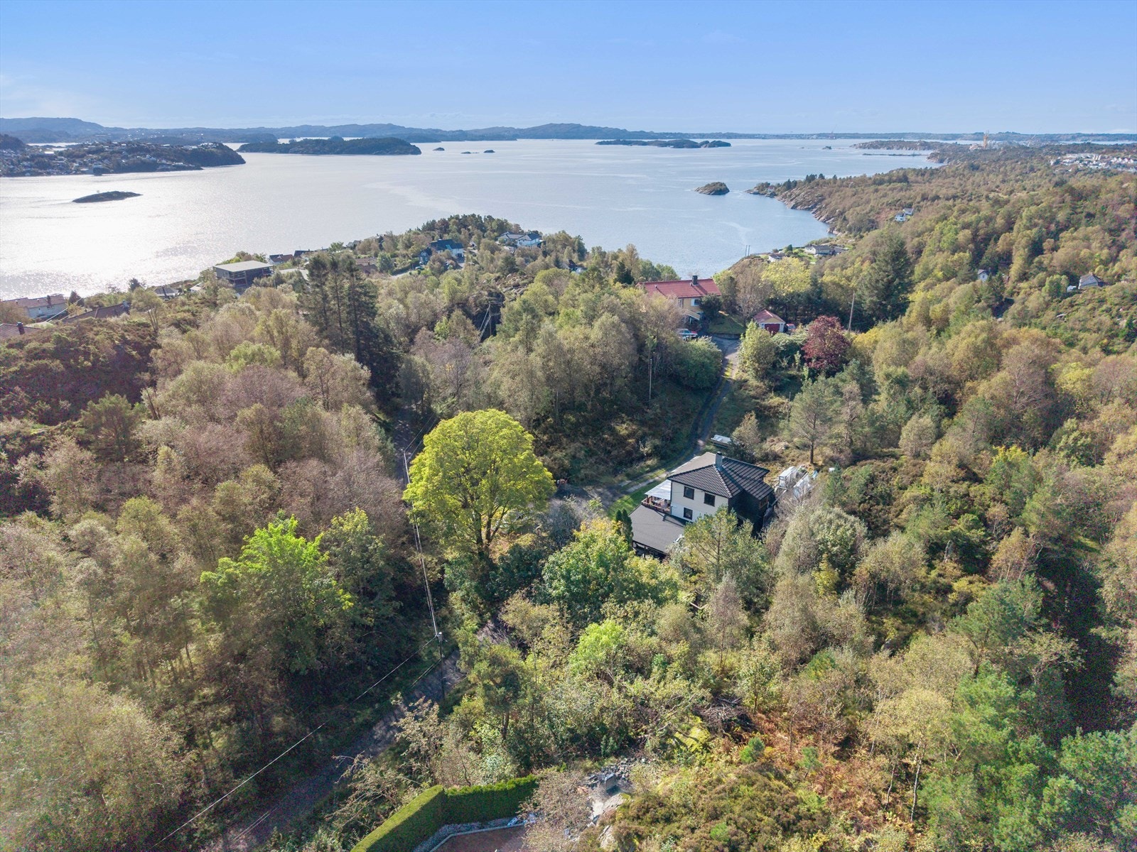 Nydelig vestvendt utsikt. Eiendommen grenser til friområde i vest. Galleribilde