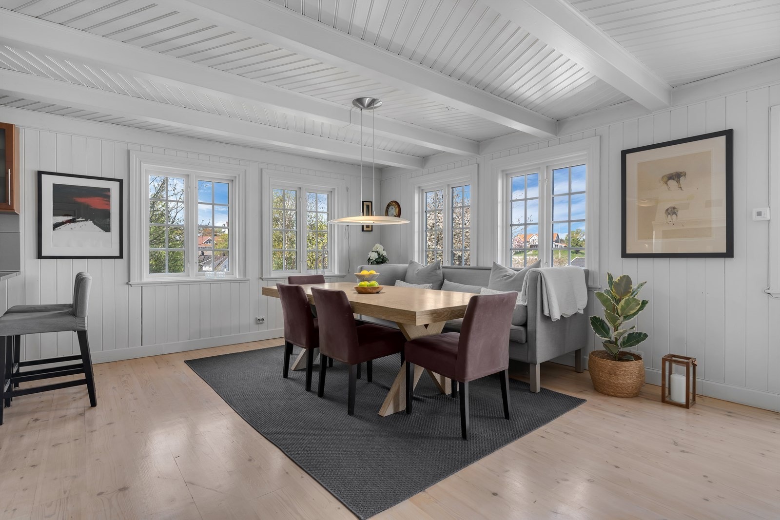 Spisestuen som ligger i tilknytning til kjøkkenet er lys og luftig med dør ut mot hagen. Galleribilde