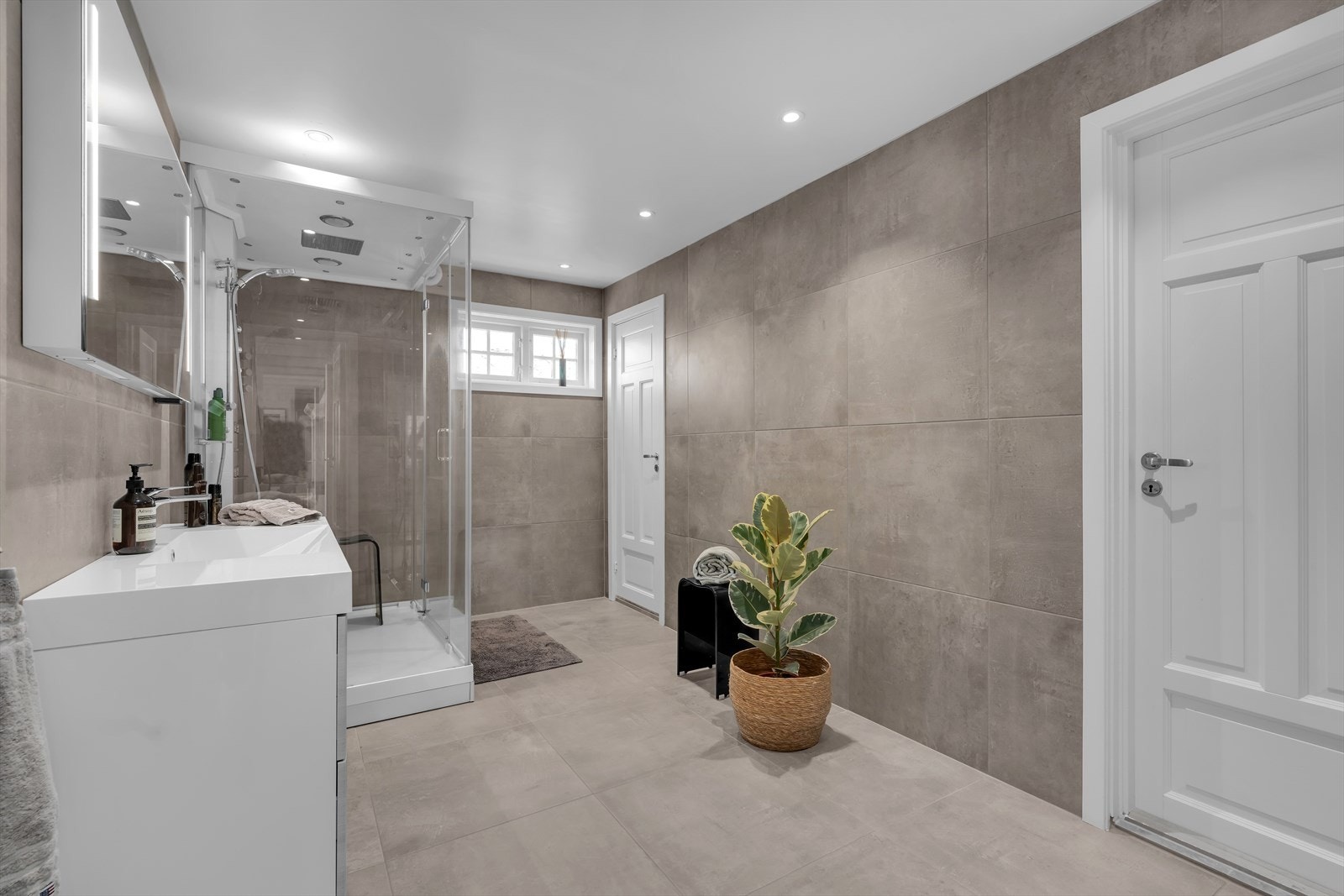 Badet i første etasje har en fantastisk steamdusj Galleribilde