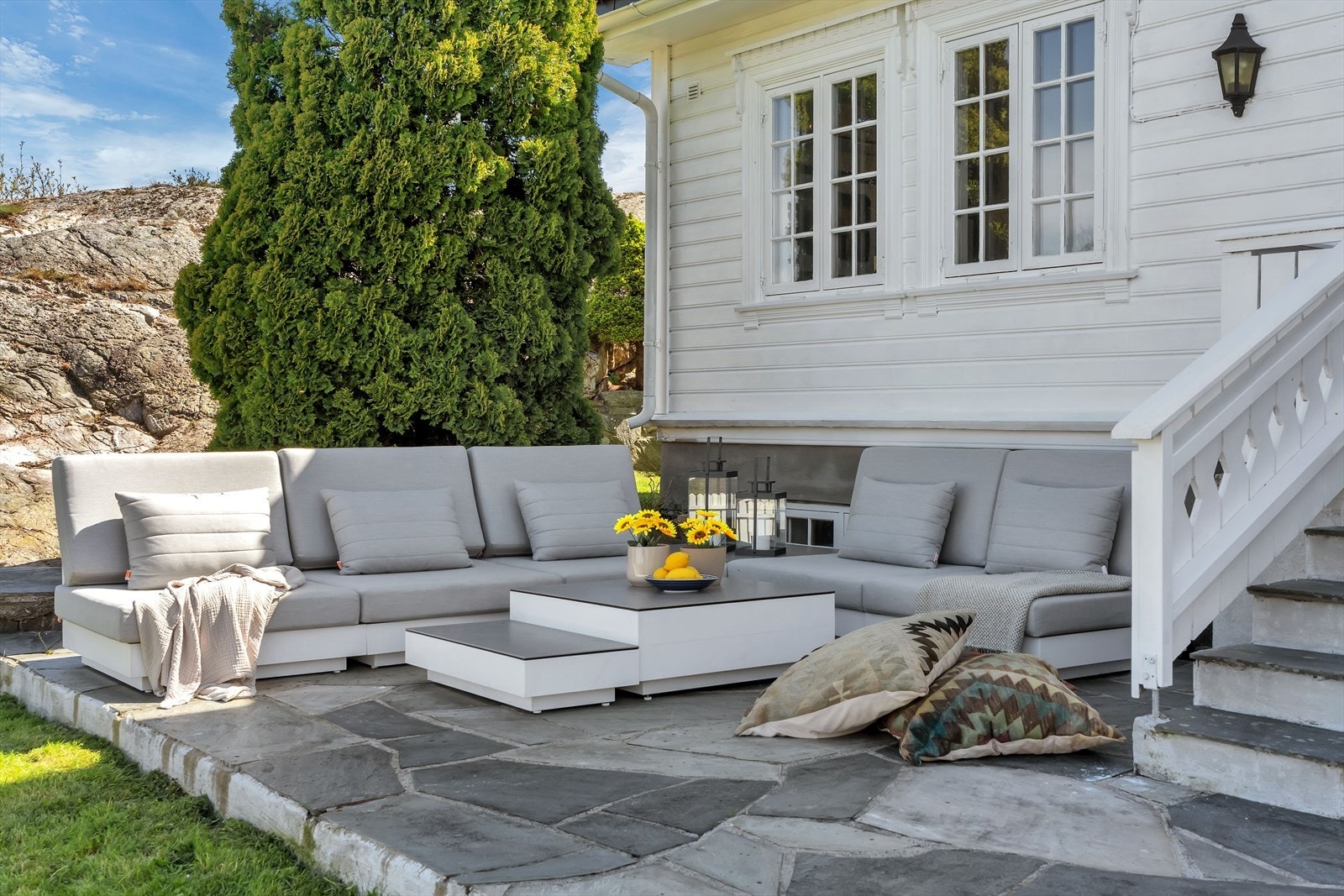 Denne uteplassen har utgang fra spisestuen, så her er det enkelt å ta med måltidene ut på fine dager. Galleribilde