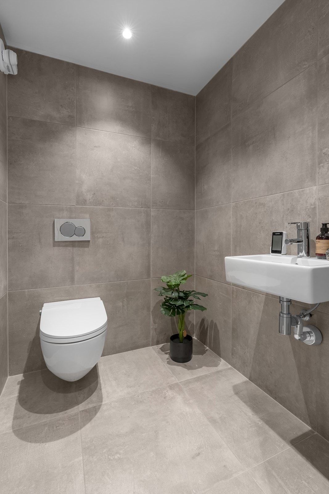 Badet i første etasje er todelt, med toalett og servant i egen del. Galleribilde