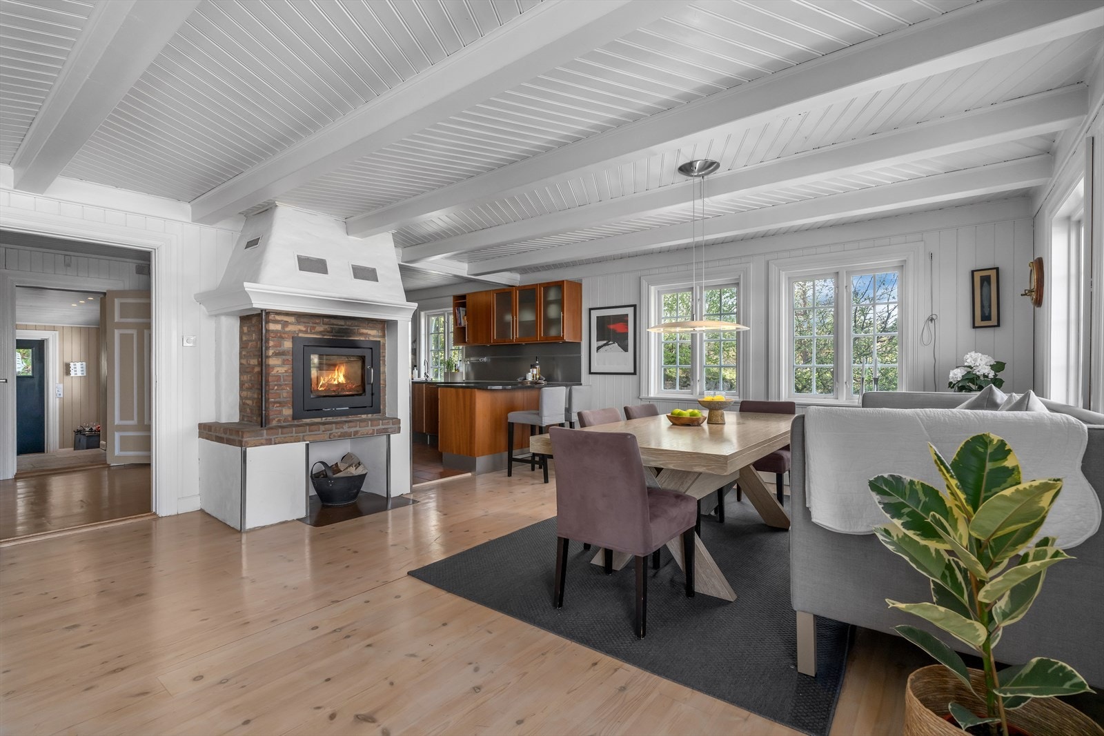 Det er montert en stemningsfull, nyere peis med innsats i spisestuen. Galleribilde