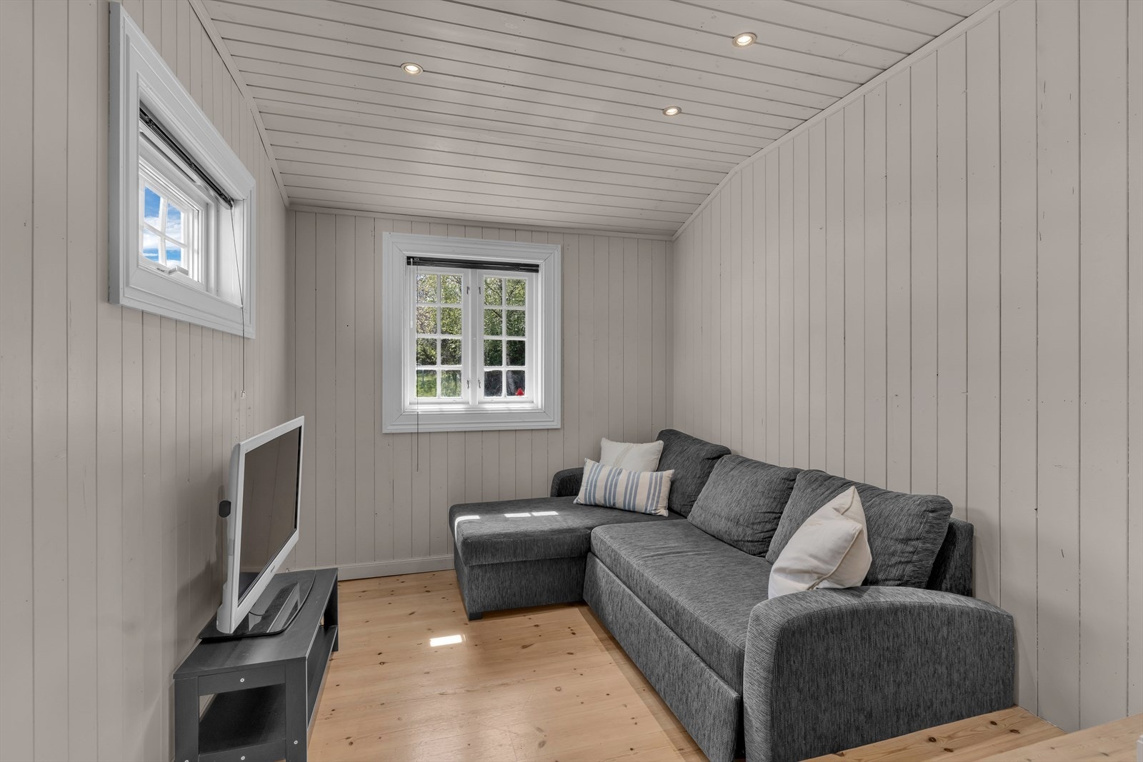 I første etasje er det en tv-stue som enkelt kan omgjøres til soverom, om ønskelig. Galleribilde