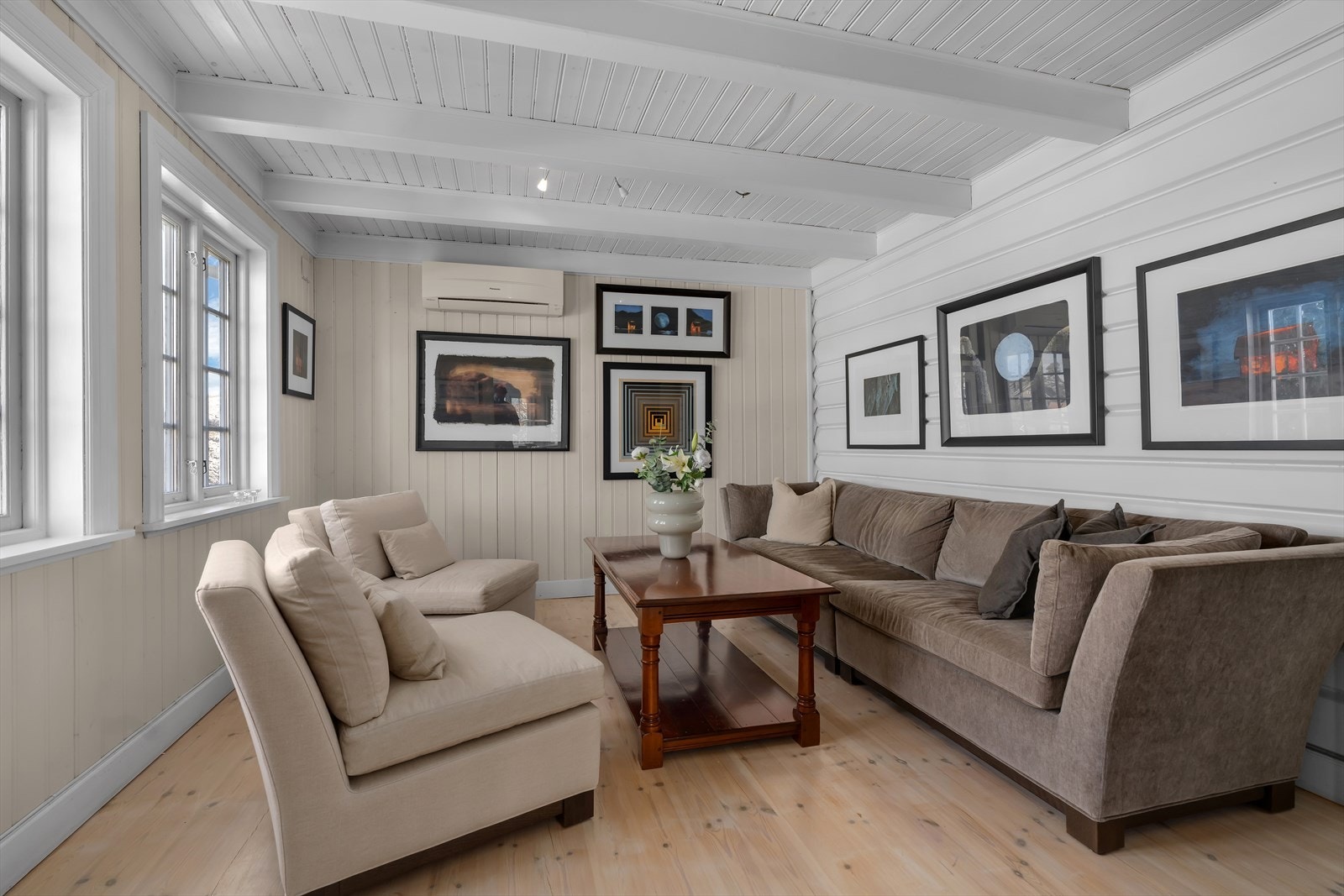 Boligen har en innbydende stue i føste etasje, i tillegg til tv-stue og kjøkken/spisestue. Galleribilde