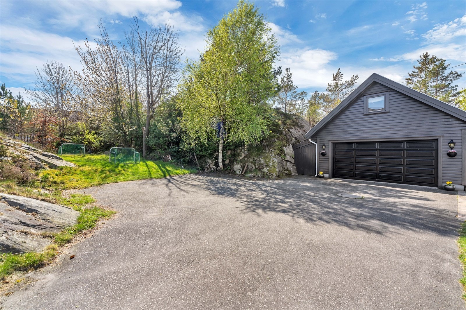 Eiendommen har garasje, og det er montert lader for elbil. Galleribilde