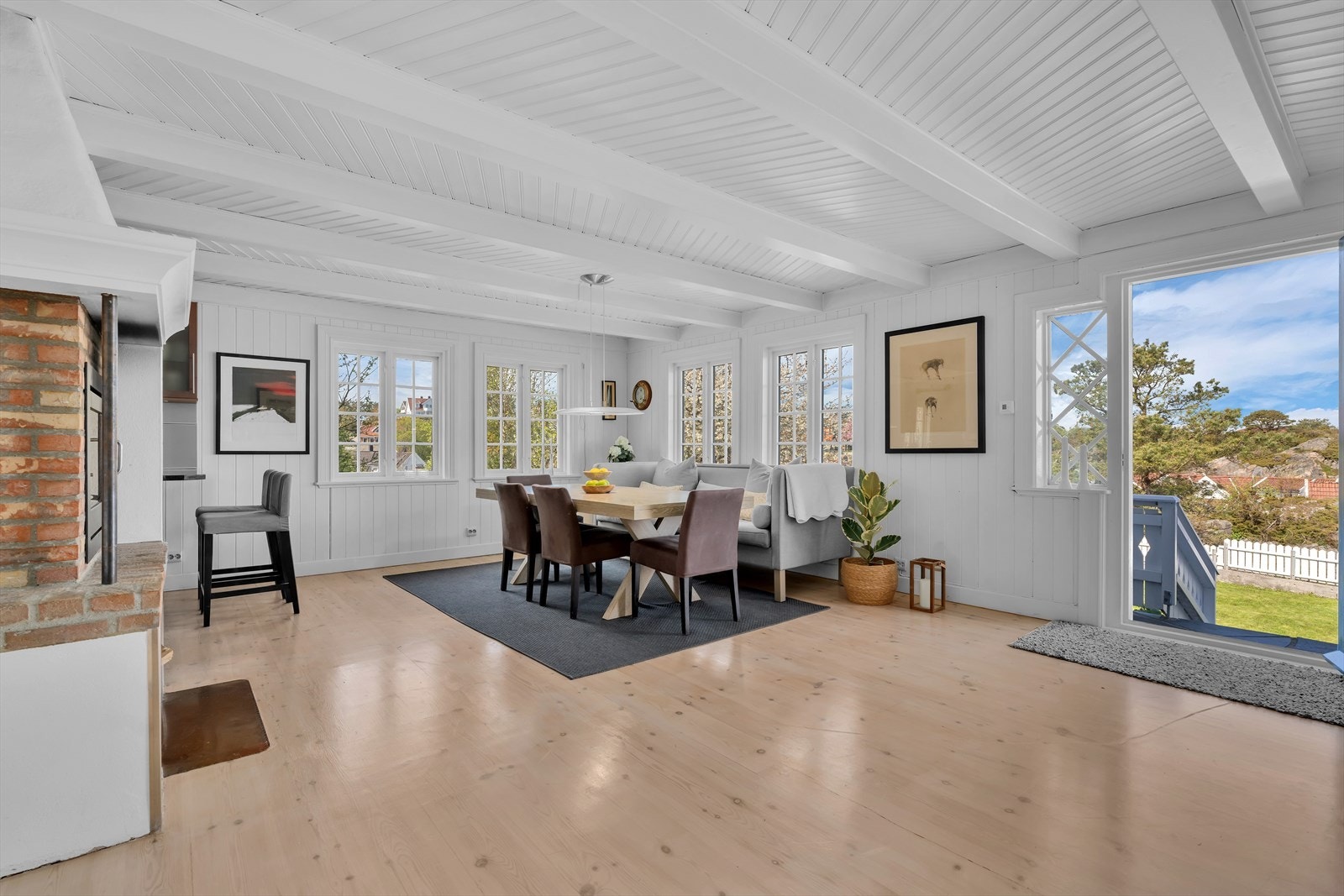 Boligen er innredet i en nydelig stil, perfekt kombinasjon av herskapelig, sjøidyll og moderne løsninger. Galleribilde