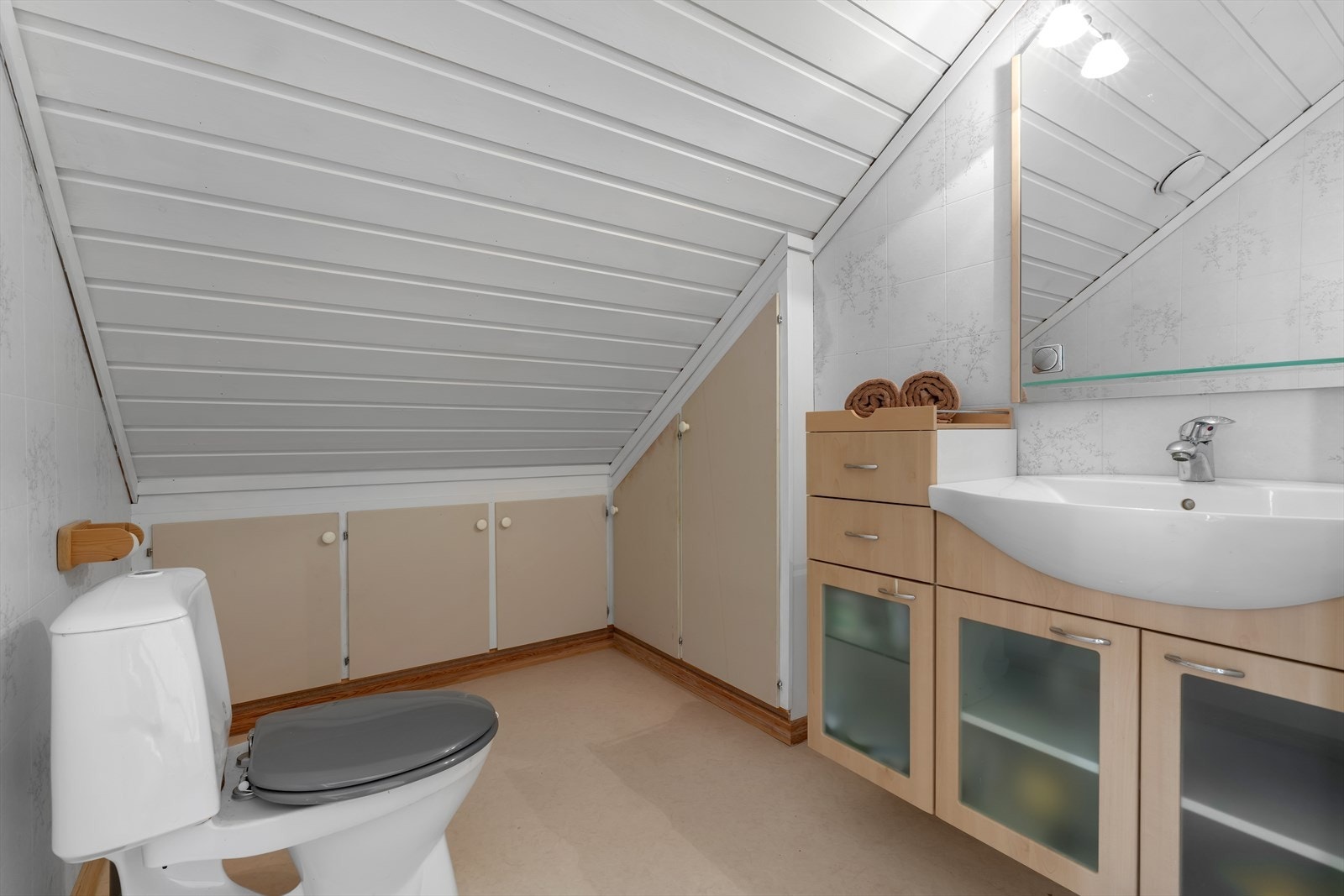 Boligen har to bad, separat toalettrom og eget vaskerom. Galleribilde