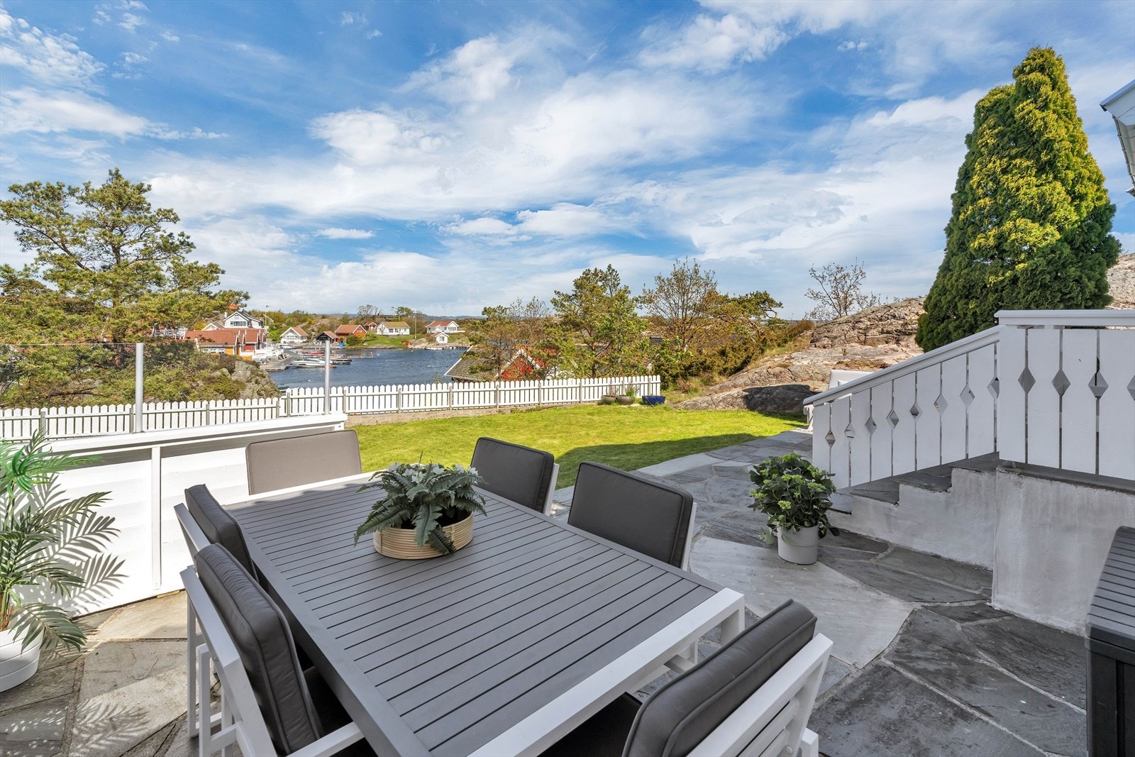 Utsikten mot sjøen er prikken over i-en! Galleribilde