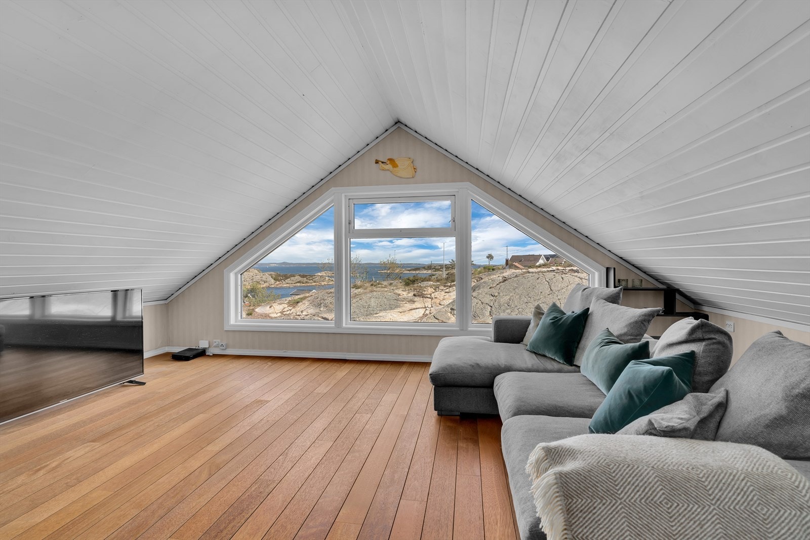 Boligen har en lys og koselig loftstue med flott sjøutsikt Galleribilde