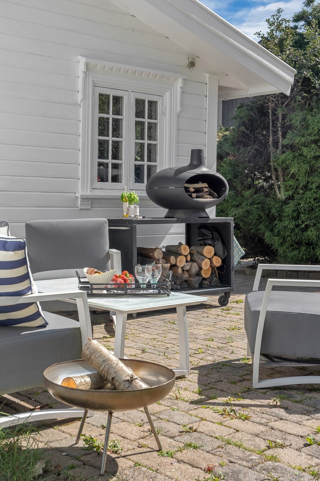 Det er god plass til utemøbler, grill med mer. Her kan sommerdagene nytes til fulle Galleribilde