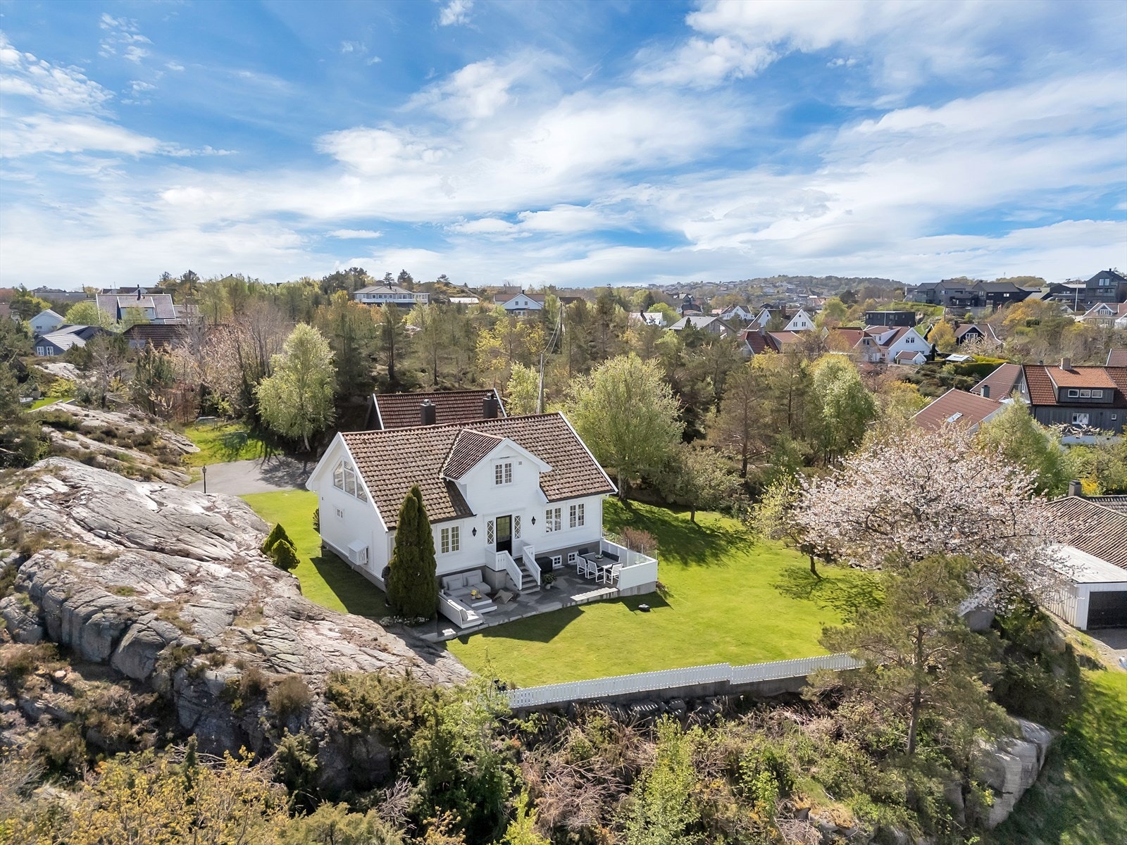 Eneboligen ligger fint plassert på en solrik tomt på ca 1,7 mål
. Galleribilde