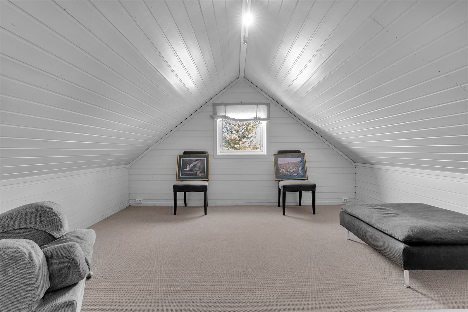 Over garasjen er det et innredet rom, perfekt som gjesterom, hobbyrom eller ungdomsavdeling. Galleribilde