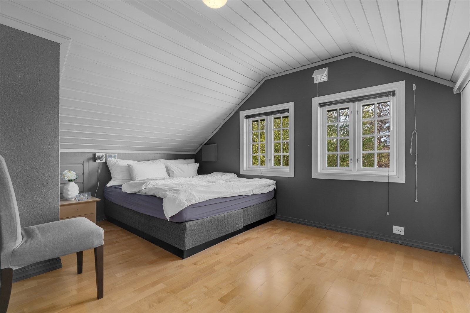 Boligen har to soverom i andre etasje. Det er også soverom/stue i første etasje, og to innredede rom/soverom i kjeller. Galleribilde