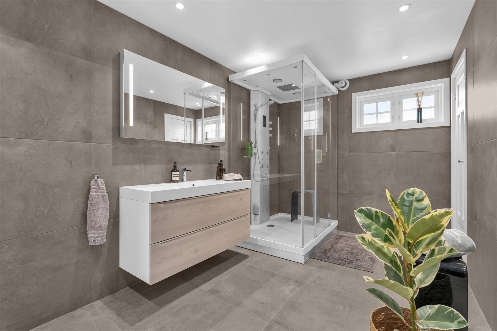 Badet i første etasje er nyere og har delikate fliser på gulv og vegger. Galleribilde