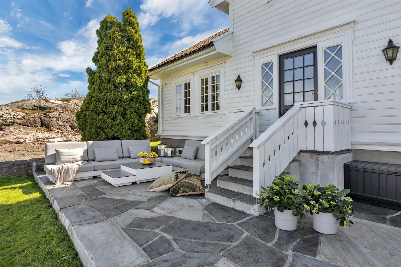 Eiendommen har flere fine uteplasser, så sol og sommer kan nytes store deler av dagen. Galleribilde