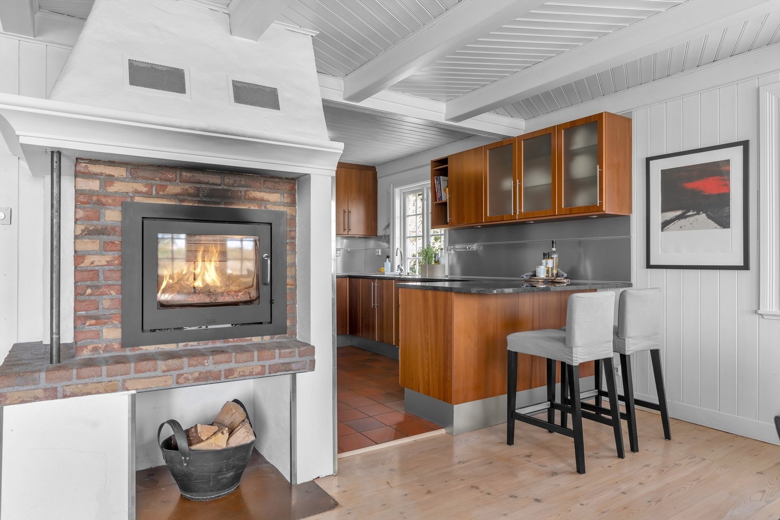 Den delvis åpne løsningen mellom kjøkken og spisestue gir en ekstra sosial og fin romfølelse Galleribilde