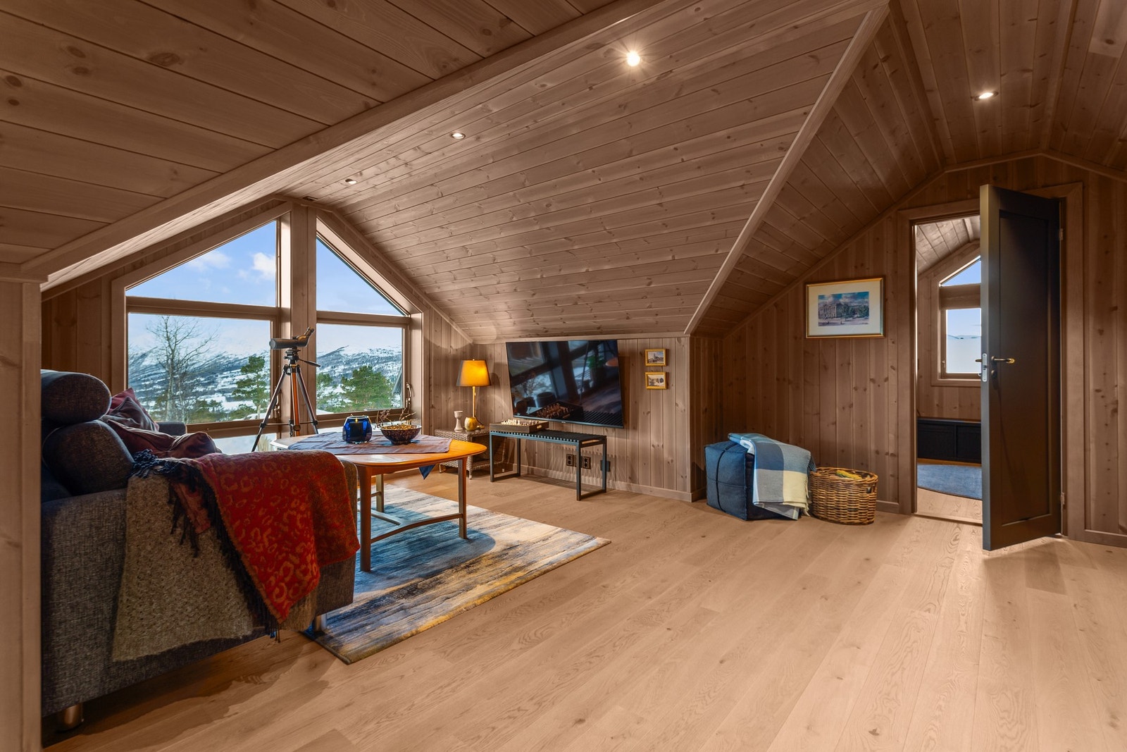 Romslig loftstue med vakker utsikt. Galleribilde