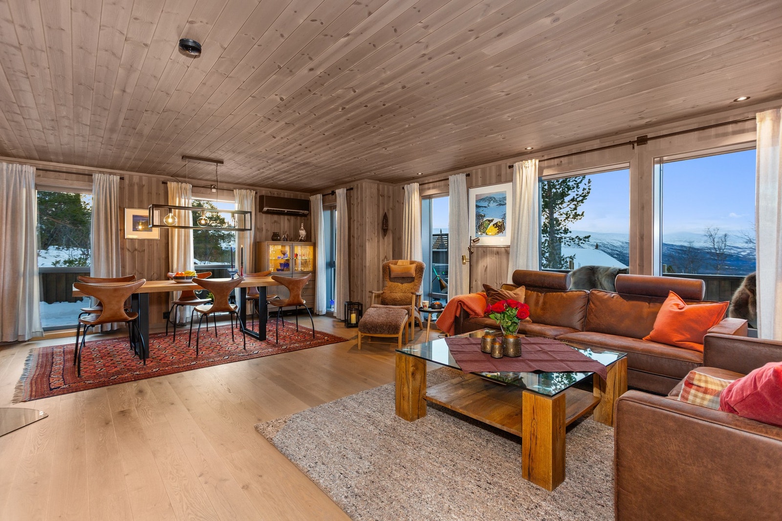 Det er store vinduer i tilknytning til stuen og spisestuen som slipper inn godt med lys. Galleribilde