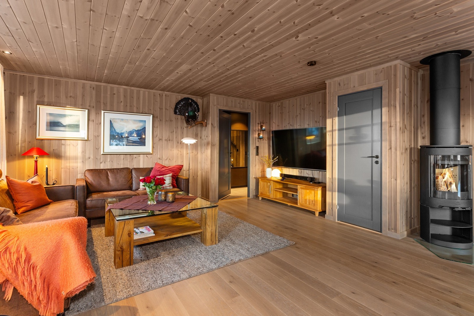 Stue. Det er etablert vedovn på stuen som gir godt med varme. Galleribilde