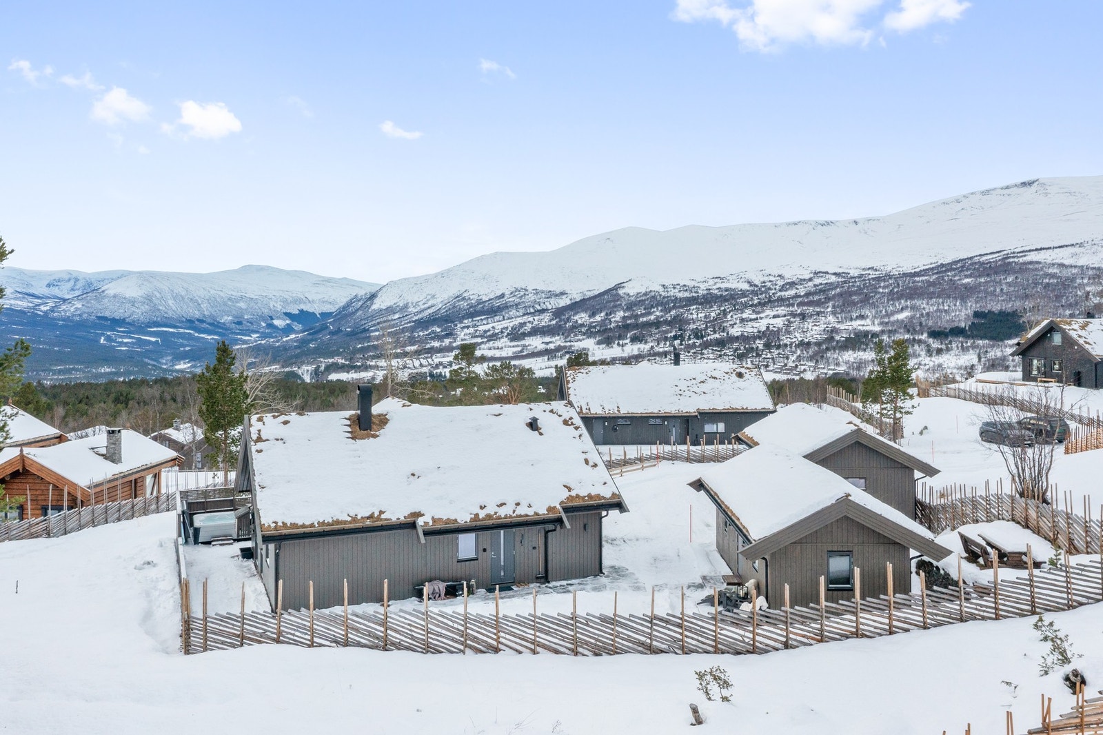 Eiendommen ligger luftig til med flott utsikt mot Storhornet. Galleribilde