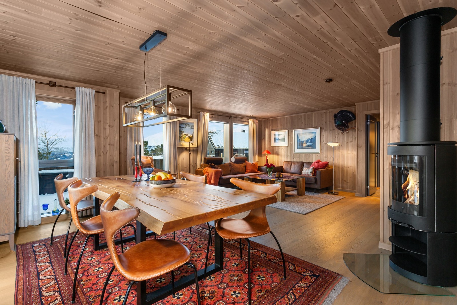 Spisestue i tilknytning til kjøkkenet. Galleribilde