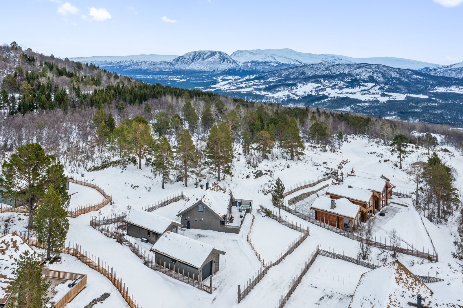 Hytten ligger innerst i en blindvei, i øverste del av Kleberberget. Galleribilde