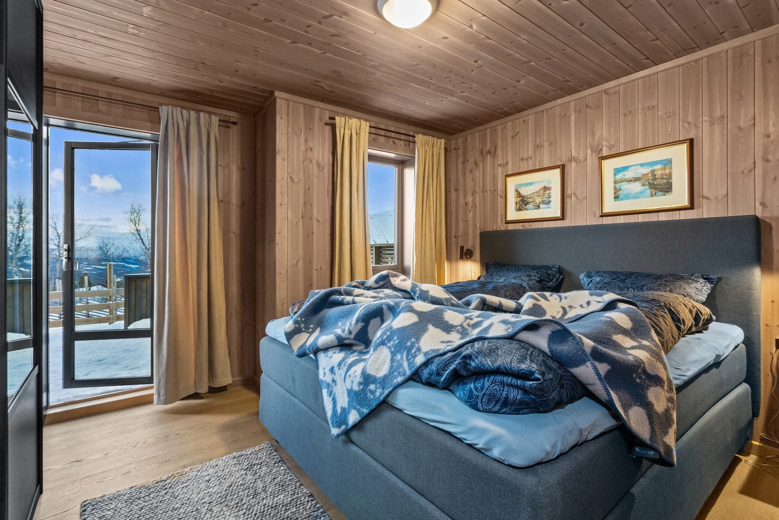 Soverom i 1 etasje med utgang til terrasse. Galleribilde