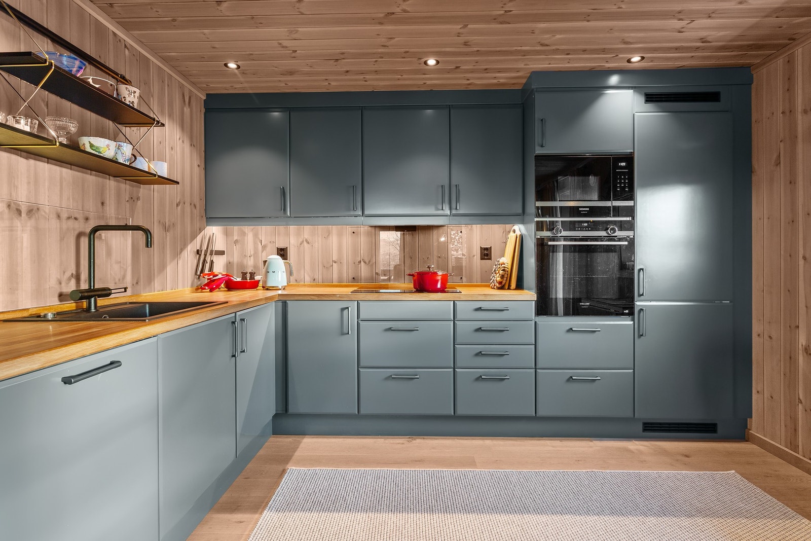 Flott kjøkken med integrerte hvitevarer. Galleribilde