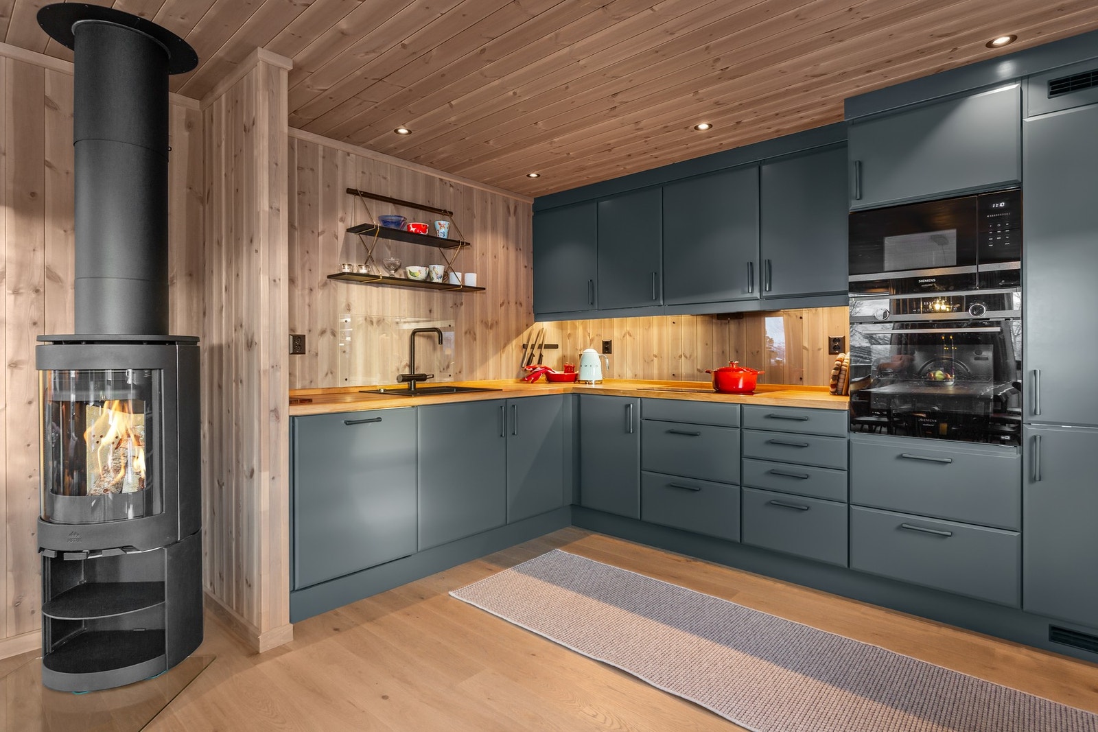 Kjøkkenet har godt med skapplass. Galleribilde