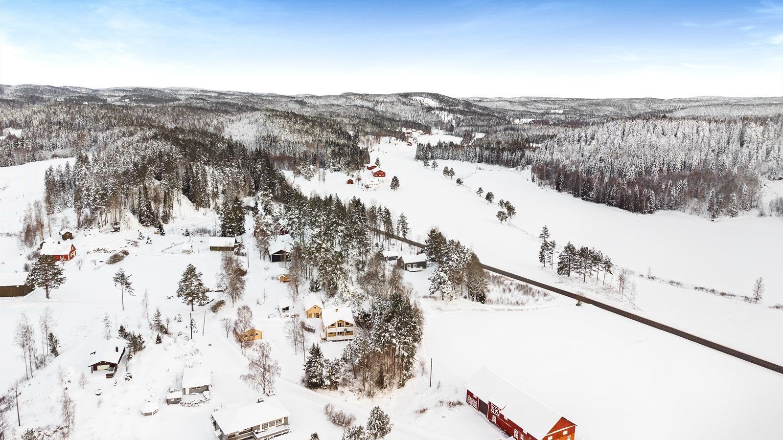 I vakre omgivelser i nærhet av både skoger og drøssevis av tjenn ligger denne idylliske plassen! Galleribilde