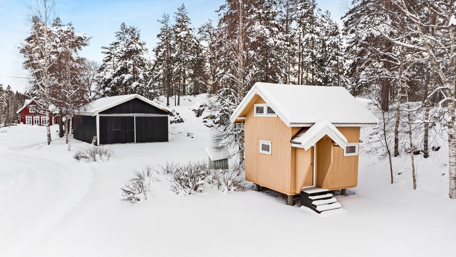 Stabburet er over to plan, isolert og innredet som anneks med innlagt strøm. Galleribilde