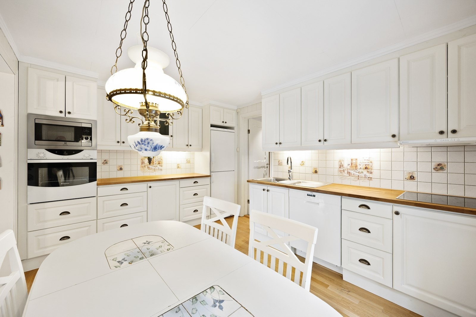 Hvitevarer som koketopp, stekeovn og mikrobølgeovn er integrert. Videre er det opplegg for oppvaskmaskin og nisje til kjøleskap. Galleribilde