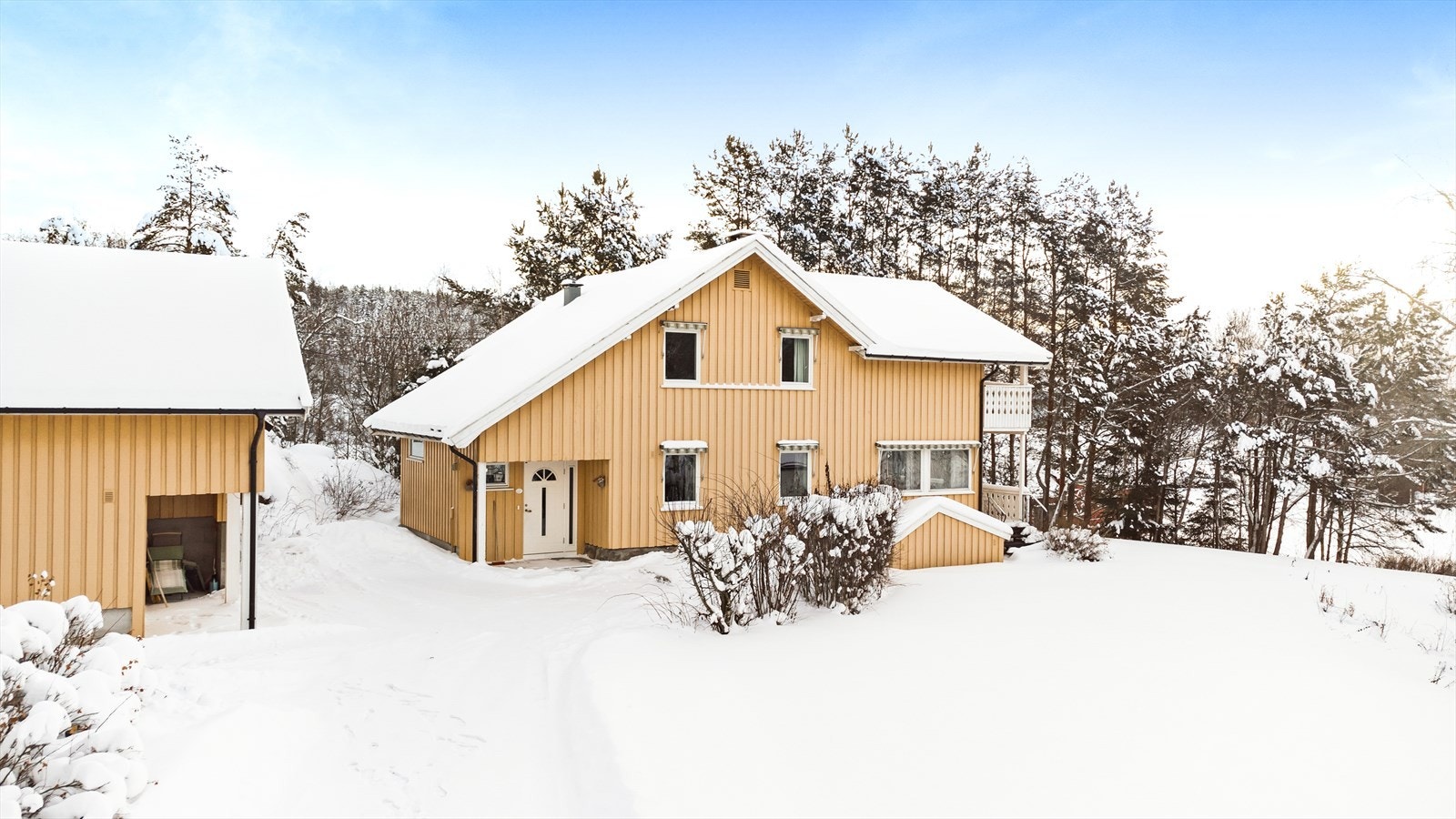 Tomten er pent opparbeidet med plenarealer og beplantning - og byr på rikelig med boltreplass for små og store. Galleribilde