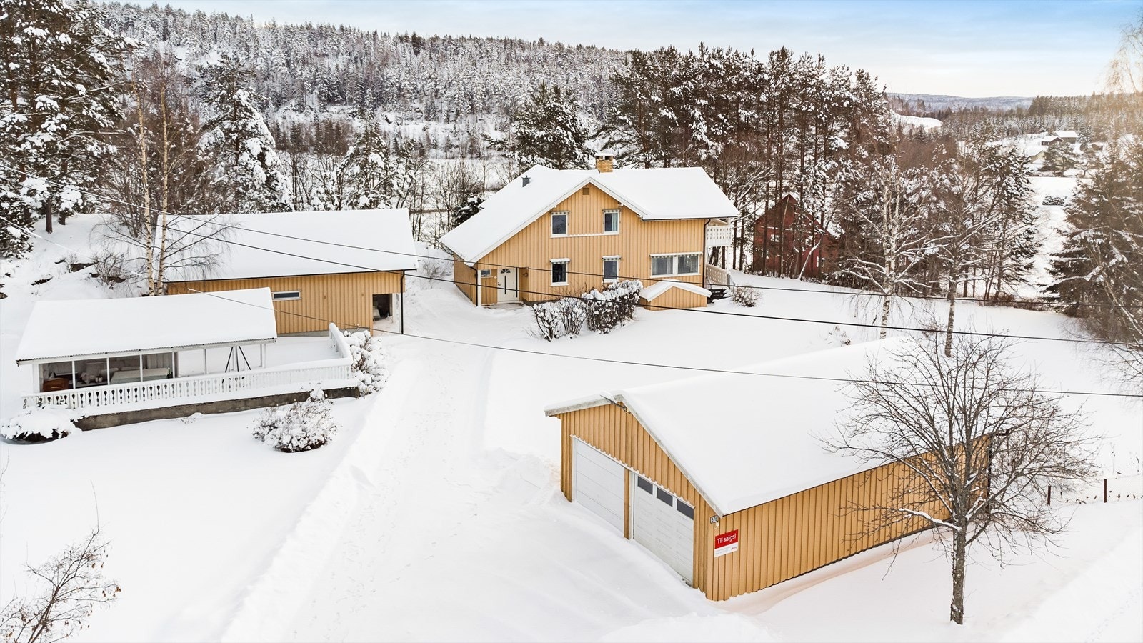 En eiendom bestående av stort våningshus, garasje/kontor, uthus/verksted og en hagestue med tilliggende terrasse.
I tillegg har eiendommen et stabbur - og tomten er på over 12 mål. Galleribilde