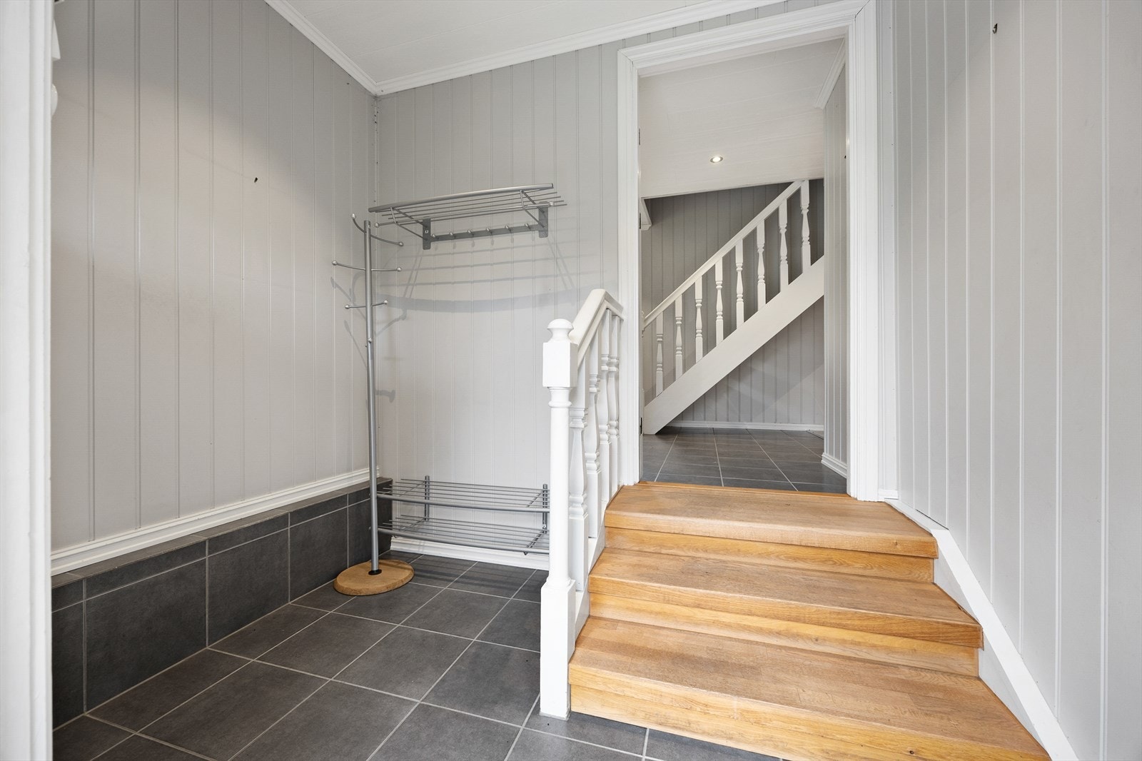 Entréen gir et godt førsteinntrykk av boligen med duse, harmoniske fargetoner. Det er plass til garderobeløsning. Galleribilde